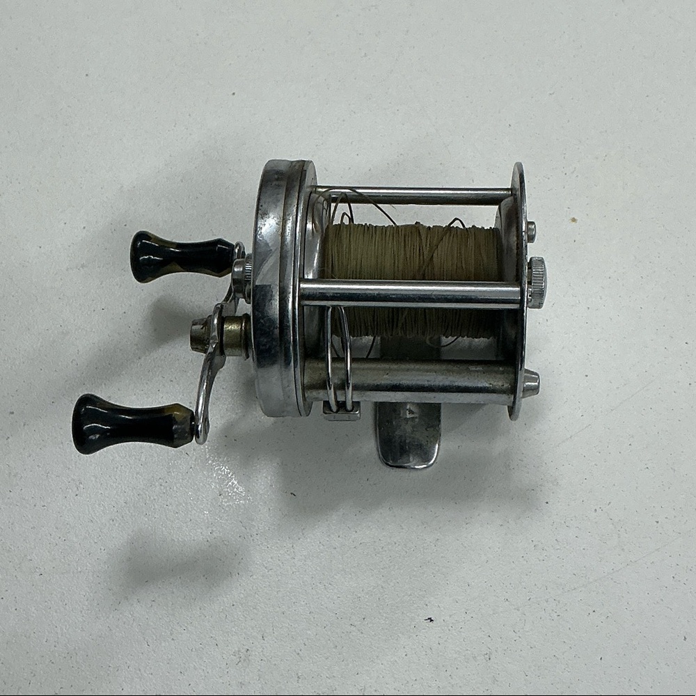 Vintage Wards Sport King Round Fishing Reel with Olive Line